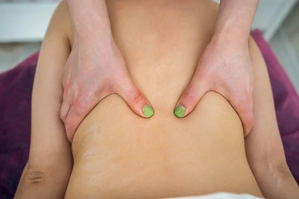 Närbild Massör Händer Gör Massage — Stockfoto
