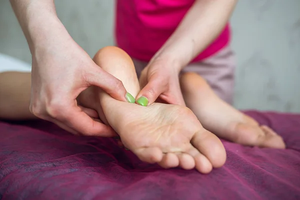 Detail Hands Massaging Client Foot Body Care Spa Salon Young — Stockfoto