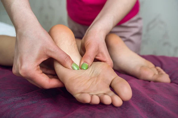 Kvinnlig Terapeut Gör Celluliter Medicinsk Massage Ben Kvinnlig Klient Välbefinnande — Stockfoto