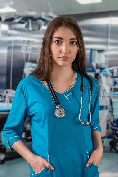Pielęgniarka Lub Lekarz Sukni Chirurgicznej Przed Zabiegiem Stetoskopowym Lekarza Pracy — Zdjęcie stockowe
