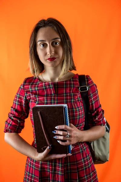 Bela Jovem Professora Com Livros Mãos Isoladas Fundo Simples Retrato — Fotografia de Stock