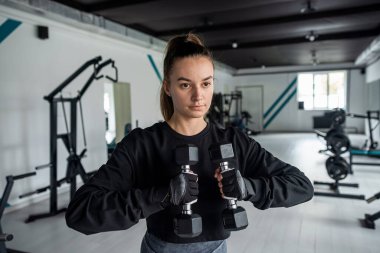 Güzel kız kilo vermek ve vücudunu geliştirmek için spor salonuna geldi. Spor. Müşteri spor salonunda.