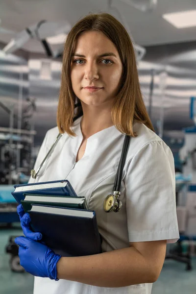 Junge Schöne Ärztin Die Mit Büchern Der Hand Operationssaal Steht — Stockfoto