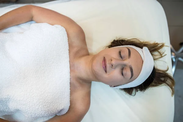 Strong Female Masseur Doing Cosmetology Facial Massage Client Spa Salon — Foto Stock