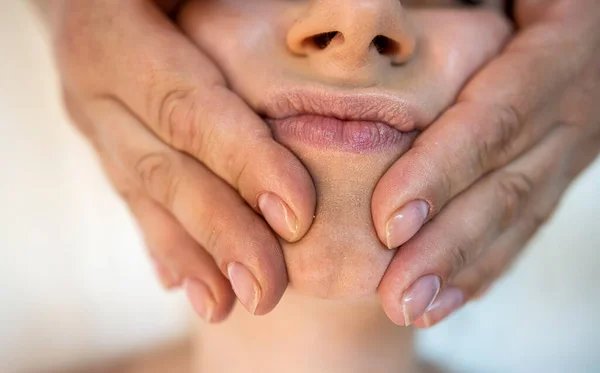 Masseuse Working Hands Massages Face Female Client Spa Salon Healthy — Foto Stock