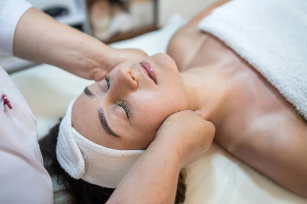 Best Masseur Gentle Hands Massage Head Face Best Client Beautiful — Photo