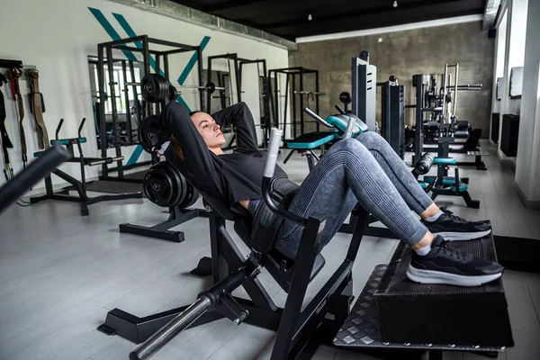 筋肉のフィットネス女性はフィットネスホールで動作します 健康的なライフスタイルの概念 ジムのボディビルダー — ストック写真