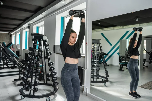 Menina Morena Atraente Faz Exercícios Simulador Para Treinar Seu Corpo — Fotografia de Stock