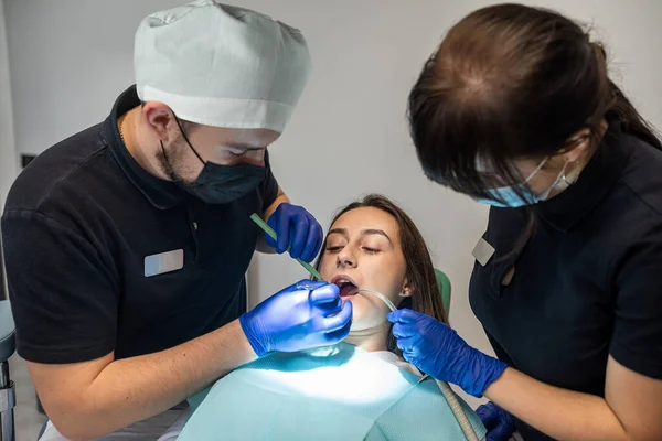 Mulher Sorri Durante Tratamento Dentário Dentista Por Homem Sua Assistente — Fotografia de Stock