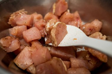 bbq için çiğ domuz eti ve çiğ yemek.