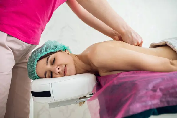 Beautiful Woman Spa Salon Concept Traditional Massage Therapy — Stockfoto