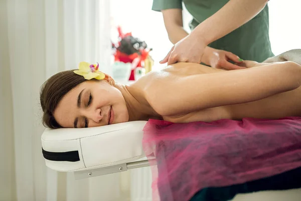 Young Prety Woman Closed Eyes Getting Relax Massage Back Healthy — Stock Photo, Image