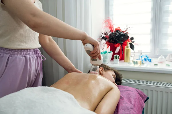 Professionelle Behandlung Machen Medizinische Verfahren Massage Mit Vakuumgerät Gesunder Lebensstil — Stockfoto