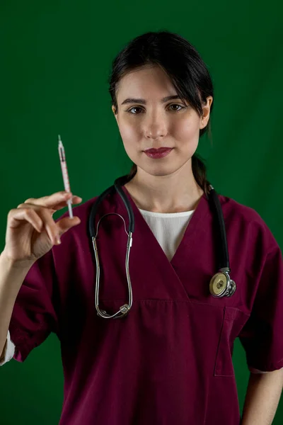 Eine Junge Krankenschwester Hält Medizinischer Kleidung Isoliert Eine Spritze Mit — Stockfoto