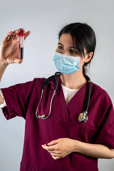 Pielęgniarka Niebieskim Mundurze Masce Trzyma Próbkę Krwi Probówki Obecność Koronawirusu — Zdjęcie stockowe