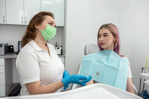 Female Dentist Who Interviewing Patient Medical History Asks Information Female — Stock Photo, Image
