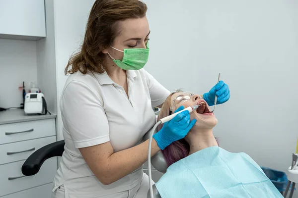 Young Woman Visiting Dental Clinic Professional Dental Treatment Woman Dentist — Foto de Stock
