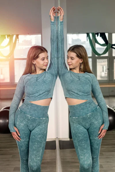 Genç Güzel Bir Kız Spor Kıyafetleri Içinde Salonda Vücudunu Eğiyor — Stok fotoğraf