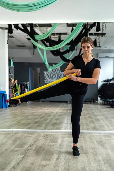 Jovem Atlética Atraente Mulher Fazendo Exercícios Com Pilates Stick Conceito — Fotografia de Stock