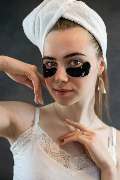 Aantrekkelijke Vrouw Draagt Handdoek Met Ooglapjes Posign Camera Geïsoleerd Zwart — Stockfoto