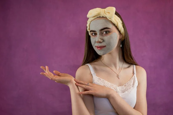 Mulher Bonita Com Máscara Facial Barro Verde Terapêutico Isolado Roxo — Fotografia de Stock