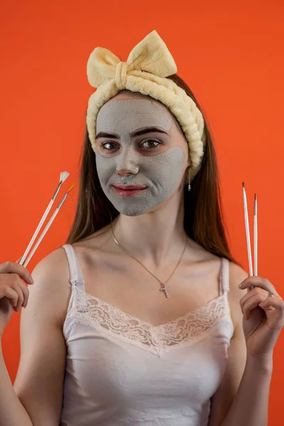 Mulher Caucasiana Jovem Aplicando Com Pincel Máscara Barro Verde Seu — Fotografia de Stock