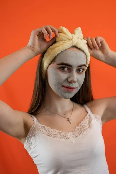 Portrét Mladé Dámy Zelenou Výživnou Kalnou Maskou Tváři Izolované Pomerančích — Stock fotografie