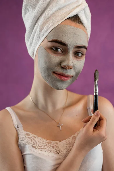 Mulher Aplicando Com Escova Máscara Barro Verde Lama Para Rosto — Fotografia de Stock