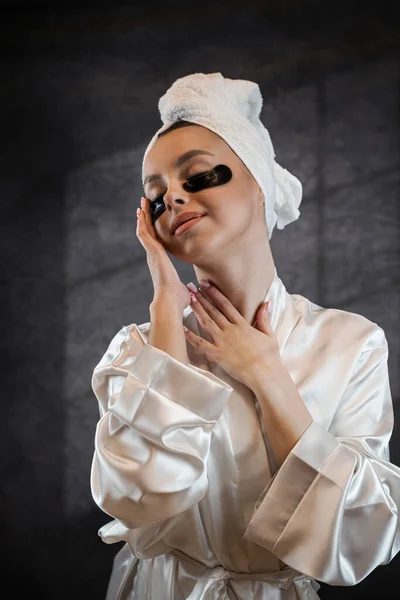 Tevreden Vrouw Witte Handdoek Aanbrengen Van Ooglapjes Voor Wallen Rimpels — Stockfoto