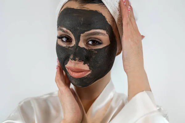 Portret Pięknej Młodej Kobiety Nosi Czarną Glinianą Maskę Twarzy Odizolowanej — Zdjęcie stockowe