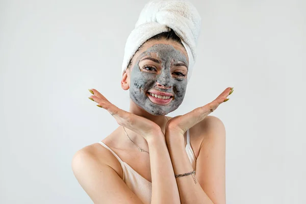 Mujer Joven Encanto Usar Toalla Mimar Cara Con Barro Máscara —  Fotos de Stock