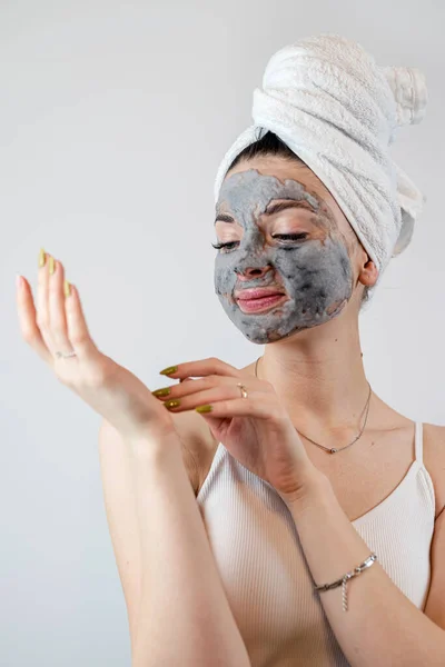 Mulher Bonita Com Máscara Facial Barro Preto Para Pele Limpa — Fotografia de Stock
