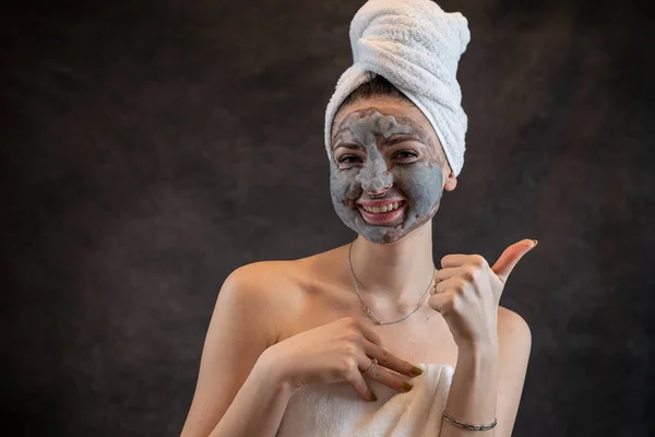 Giovane Donna Asciugamano Bianco Applicando Grigia Maschera Bolle Idratante Isolata — Foto Stock