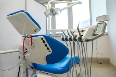 Modern klinik diş dolabında yeni mavi dişçi koltuğu. Sağlık Hizmetleri