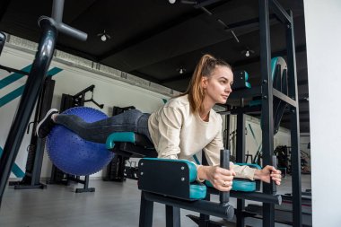 Spor giyimli atletik bir kadın forma girmek için spor salonuna geldi. Spor ve eğlence konsepti.