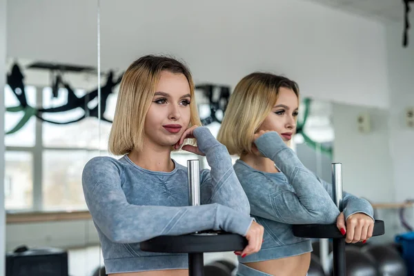 Mujer Joven Forma Levantando Barra Gimnasio Para Entrenamiento Concepto Deportivo —  Fotos de Stock