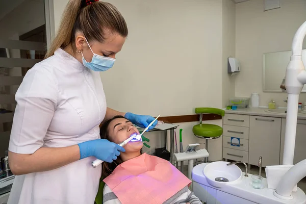 Paciente Mulher Receber Procedimento Para Clareamento Dos Dentes Branqueamento Com — Fotografia de Stock