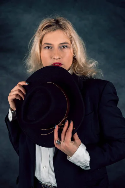Affärskvinna Med Vitt Vackert Hår Diskret Sträng Kostym Kvinna Chef — Stockfoto