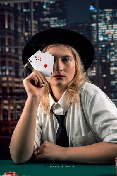 Vacker Vit Kvinna Med Pokerkort Nära Ansiktet Täcker Sig Själv — Stockfoto