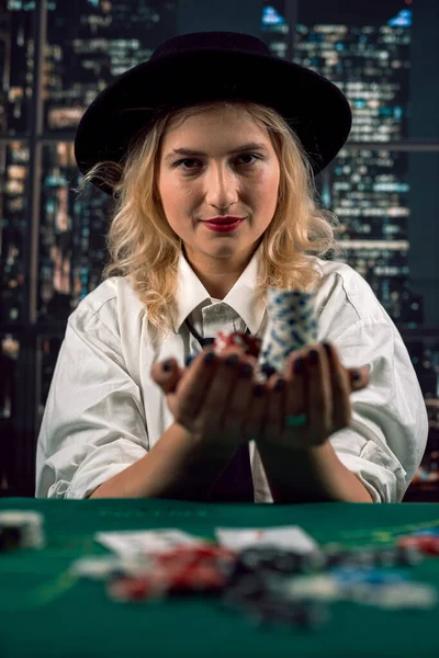 Ung Flicka Spelare Kom Till Kasinot För Att Spela Poker — Stockfoto