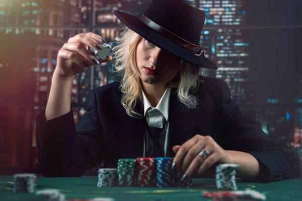 Kvinnlig Återförsäljare Eller Croupier Blanda Pokerkort Kasino Med Två Spelkort — Stockfoto