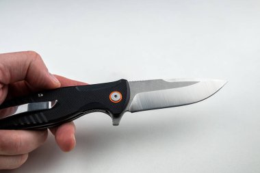 İzole edilmiş beyaz arka planda siyah Karambit bıçağı, askeri silah konsepti