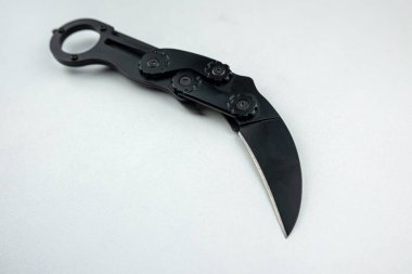 Bir siyah Karambit savaş kavisli bıçak beyaz arka planda izole. keskin silah