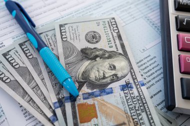 2022 boş 1040 bireysel vergi formu ve ofis masasında dolar para hesap makinesi dolma kalem. Evraklar, muhasebe belgeleri. Son teslim tarihi, vergi zamanı