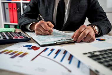 Genç işadamı yıllık 1040 vergi formunu dolduruyor. Kişisel gelir. Vergilendirme kavramı