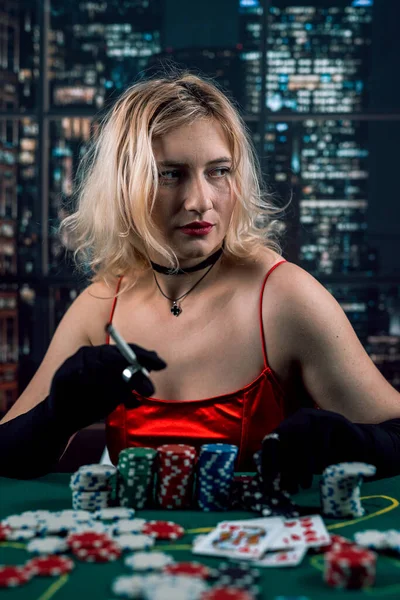 Rik Kvinna Bär Kväll Röd Klänning Spelar Poker Håller Cigarr — Stockfoto