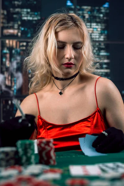金持ちの女性はポーカーをする夜の赤いドレスを着て葉巻を持ってる ポーカーゲーム — ストック写真