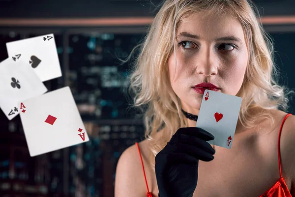 Γυναίκα Κόκκινο Φόρεμα Ρίξει Μύγα Παίζοντας Χαρτιά Στο Παιχνίδι Καζίνο — Φωτογραφία Αρχείου