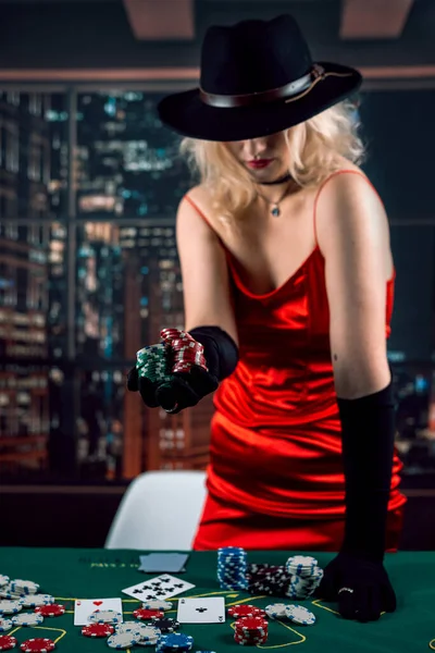 Όμορφο Κορίτσι Κόκκινο Γυαλιστερό Φόρεμα Και Καπέλο Που Παίζει Πόκερ — Φωτογραφία Αρχείου