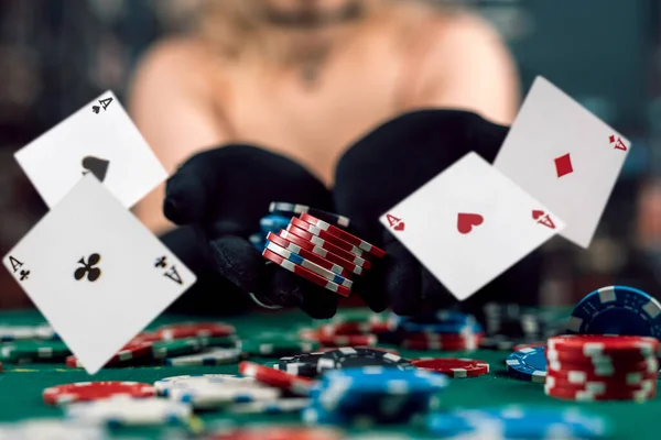 赤いドレスの女性はカジノゲームでフライプレイカードを投げる ギャンブルの概念 空を飛ぶカード秋 — ストック写真